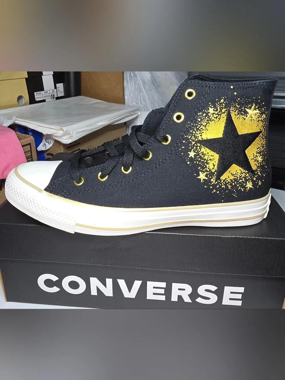 ✨ NEW IN BOX – Converse Chuck Taylor All Star Hi Black & Gold-Size 6.5Y✨